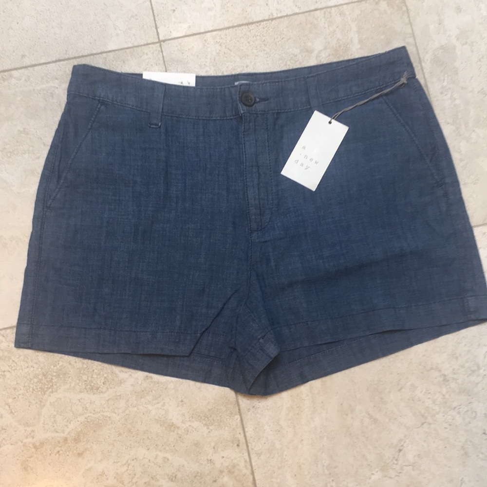 NWT LADIES Shorts size 10,front side pockets,comfy Chambray blue color